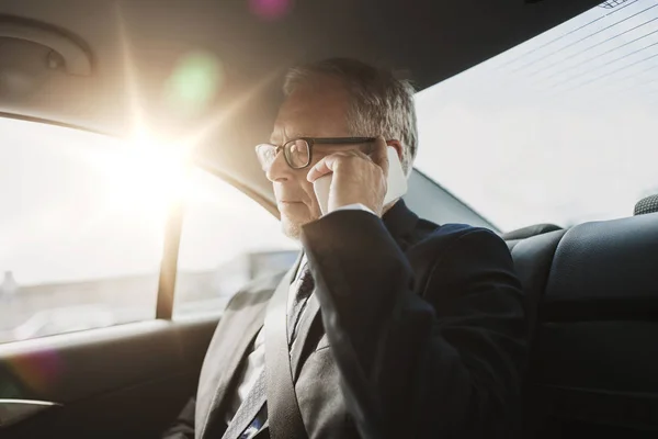Vezető üzletember hív okostelefon az autóban — Stock Fotó