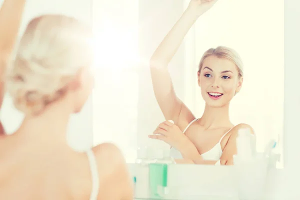 Frau mit schweißtreibendem Deo im Badezimmer — Stockfoto