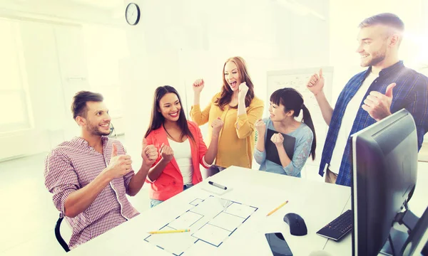 Boldog kreatív csapat ünnepli a sikert irodában — Stock Fotó