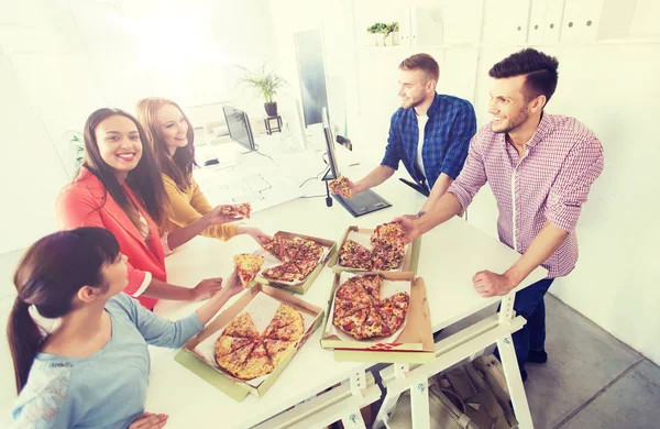 Szczęśliwy biznes drużyna jedzenie pizzy w biurze — Zdjęcie stockowe