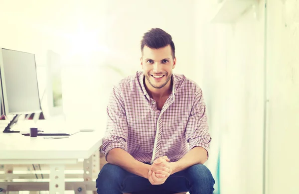 Hombre creativo feliz con el ordenador en la oficina —  Fotos de Stock