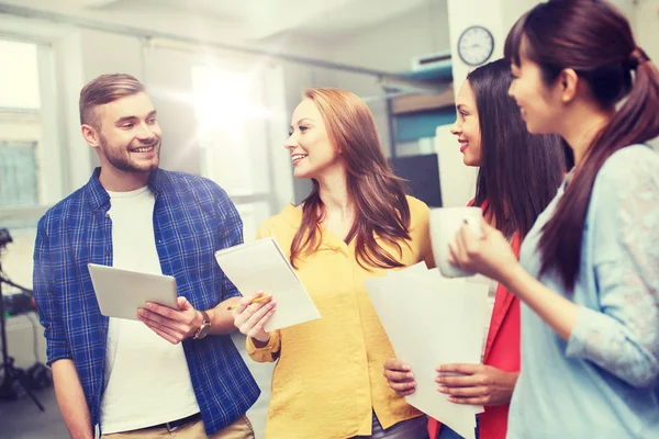 Kreativa team på kaffe paus pratar på office — Stockfoto