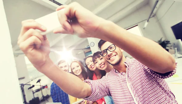 Equipe de negócios criativa tomando selfie no escritório — Fotografia de Stock