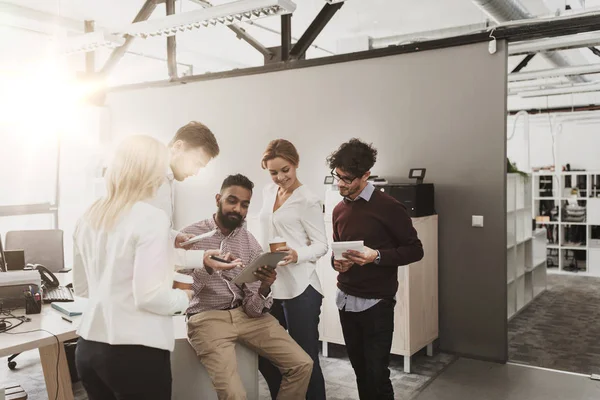 Business team met tablet pc en koffie op kantoor — Stockfoto