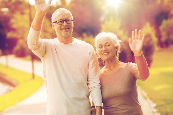 Senior koppel knuffelen in stadspark — Stockfoto