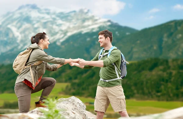 高原に旅行のバックパックと幸せなカップル — ストック写真