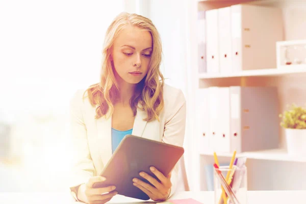 Geschäftsfrau oder Studentin mit Tablet-PC im Büro — Stockfoto
