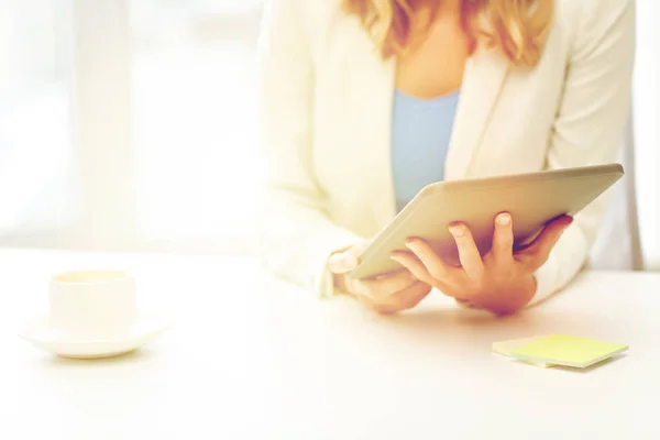 Primo piano di donna d'affari con tablet pc — Foto Stock