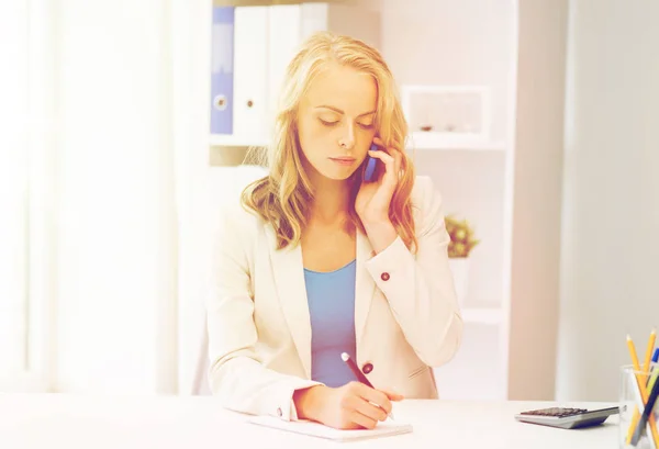 Businesswoman dzwoni na smartfona w biurze — Zdjęcie stockowe