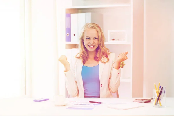 Szczęśliwa kobieta interesu świętować sukces w biurze — Zdjęcie stockowe