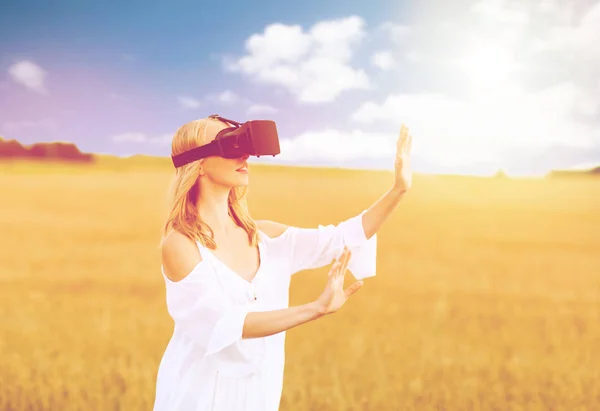 Femme en réalité virtuelle casque sur le champ de céréales — Photo