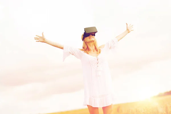 Vrouw in virtual reality headset op granen veld — Stockfoto