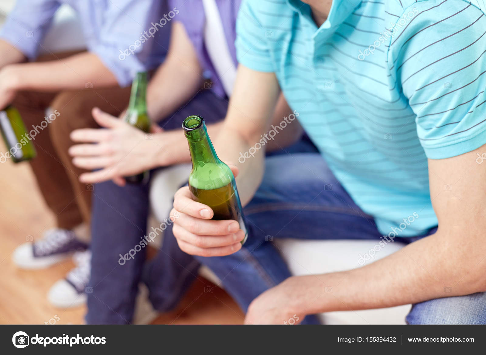 пьянство молодежи. объявление нельзя распивать спиртные напитки в общественных местах. распитие алкоголя. совместное распитие спиртных напитков. распитие напитков в общественном месте.