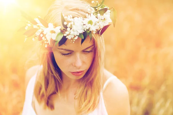 Femme heureuse en couronne de fleurs — Photo