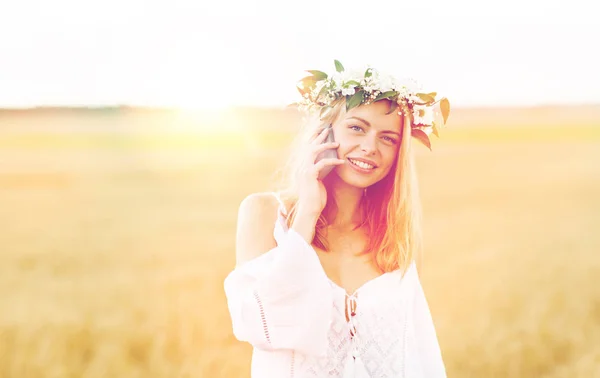 Mutlu genç kadın smartphone vasıl ülke: çağrı — Stok fotoğraf