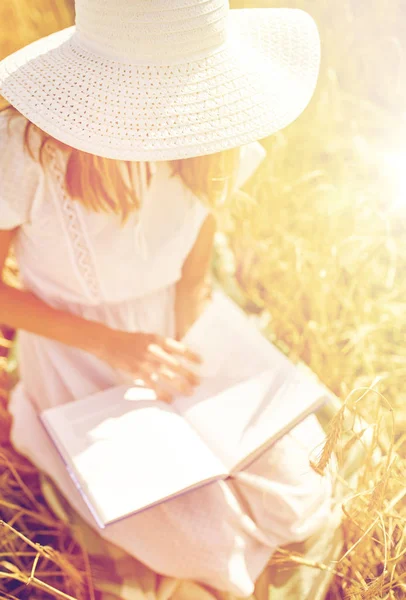 Primer plano del libro de lectura de la mujer en el campo de cereales — Foto de Stock