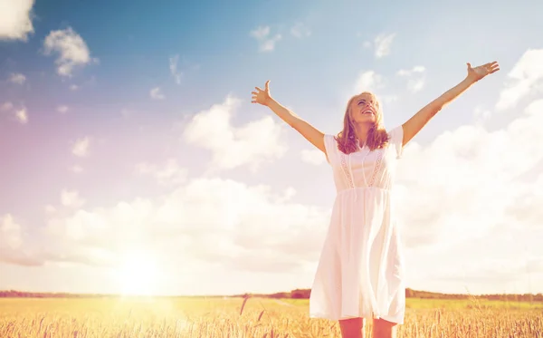 Sonriente joven en vestido blanco en el campo de cereales —  Fotos de Stock