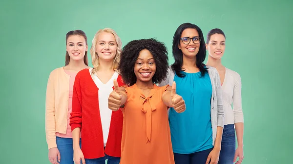 Grupo internacional de mujeres mostrando pulgares hacia arriba — Foto de Stock