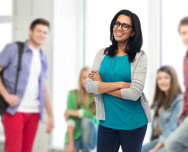 Glücklich lächelnde junge indische Frau mit Brille — Stockfoto