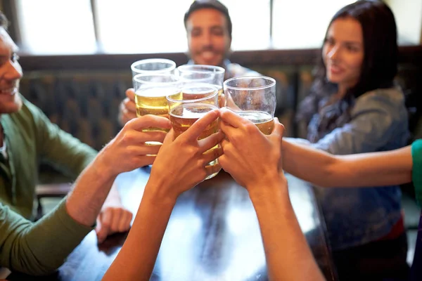 Amis heureux boire de la bière au bar ou pub — Photo