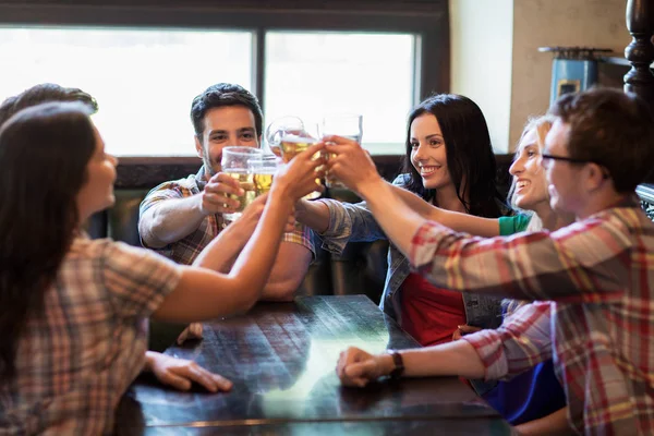 快乐的朋友喝啤酒在酒吧或酒馆 — 图库照片