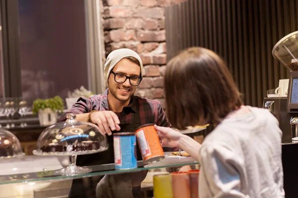 Gelukkige vrouw kopen chai latte drankje aan vegan café — Stockfoto