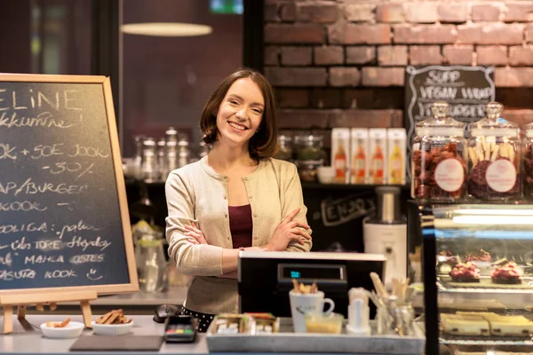 Счастливая женщина или барменша в кафе прилавок — стоковое фото