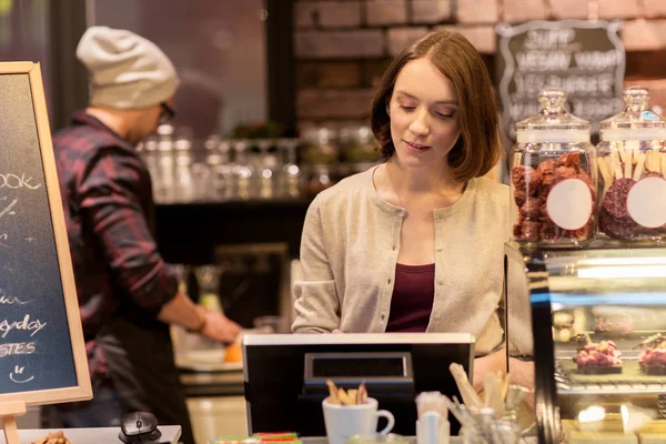 Bartender wanita di kafe atau kopi cashbox — Stok Foto