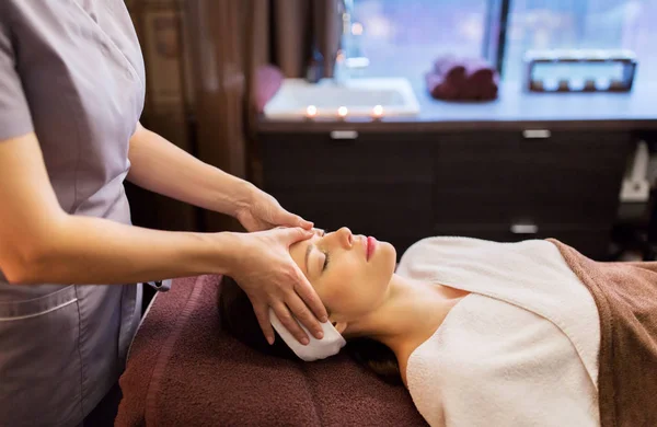 Yüz ve kafa masaj spa salonunda sahip kadın — Stok fotoğraf