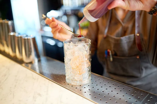 Barista con agitatore cocktail e bicchiere al bar — Foto Stock