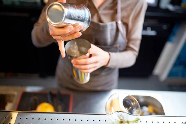 Femme barman avec cocktail shaker au bar — Photo