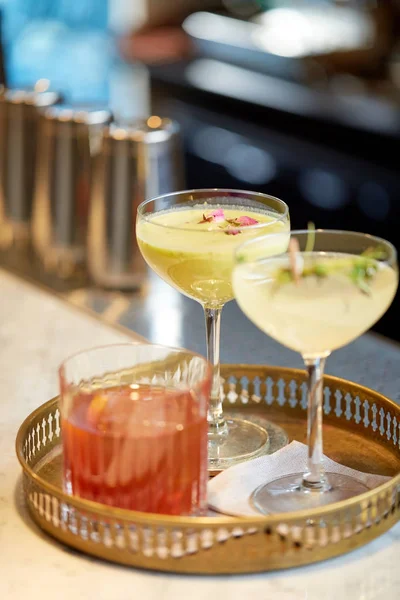 Bricka med glas cocktails i baren — Stockfoto