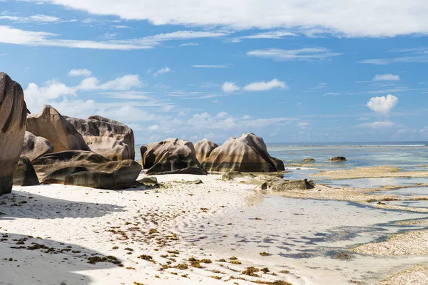 Klippor på seychelliska ön stranden i Indiska oceanen — Stockfoto