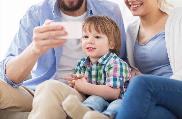 Evde akıllı telefonu olan mutlu bir aile. — Stok fotoğraf