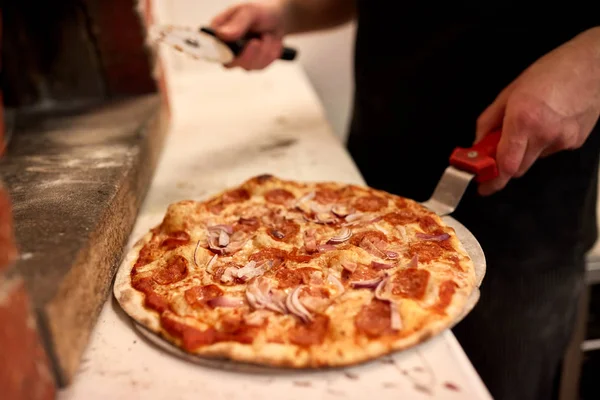 Pizza peel ve kesici pizzacı, yemek — Stok fotoğraf