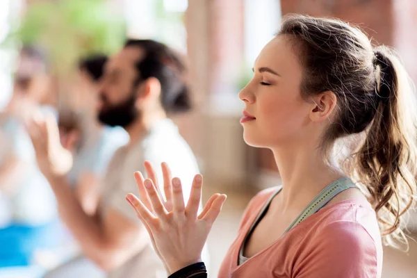 Yoga stüdyosunda grup meditasyonu yapan bir kadın. — Stok fotoğraf