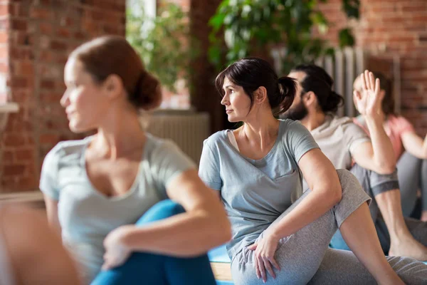 Gruppo di persone che fanno esercizi di yoga in studio — Foto Stock