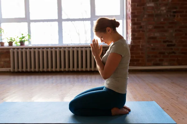 Close-up van vrouw mediteren in yoga studio — Stockfoto