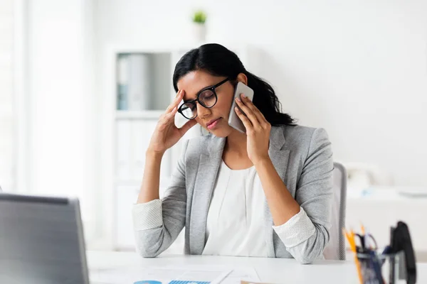 Femme d'affaires stressée avec smartphone au bureau — Photo