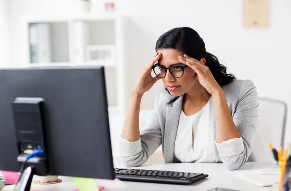 Mujer de negocios estresada con computadora en la oficina —  Fotos de Stock