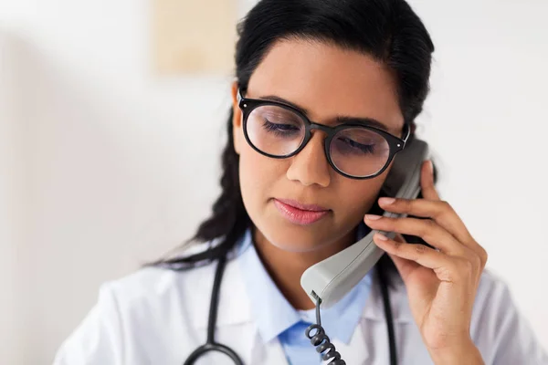 Médecin en lunettes appelant au téléphone à l'hôpital — Photo