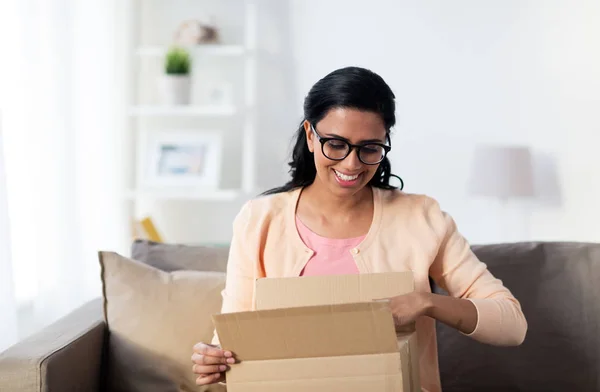 Jovem mulher indiana feliz com caixa de encomendas em casa — Fotografia de Stock