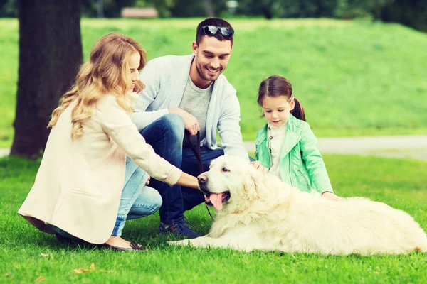 Happy Family with Labrador retrívr Dog in Park — Stock fotografie