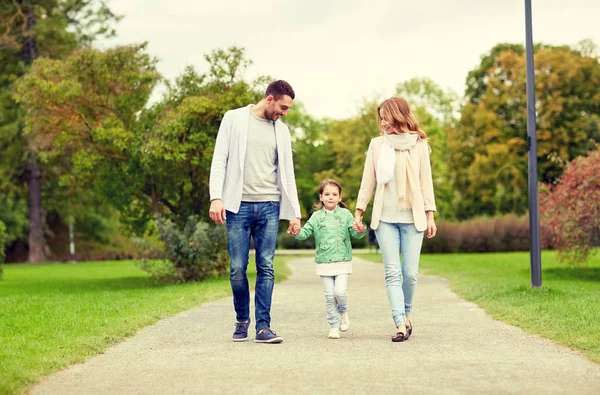 Mutlu aile yaz parkında yürüyor. — Stok fotoğraf