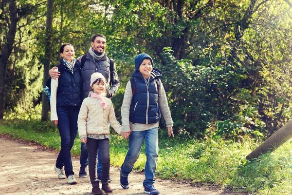 Familia feliz con mochilas senderismo en el bosque —  Fotos de Stock