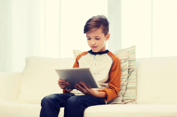 Хлопчик з планшетним комп'ютером вдома — стокове фото