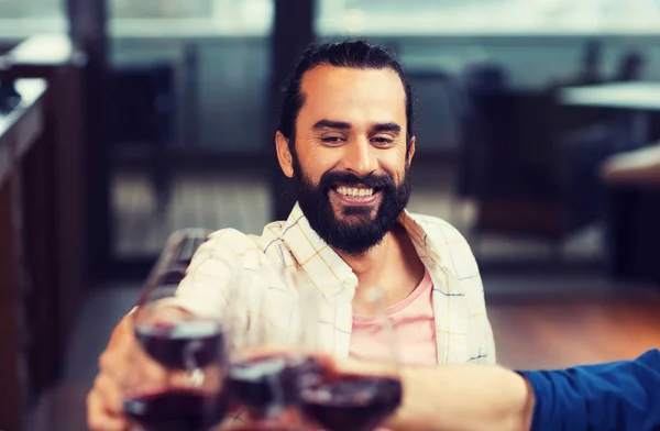 Homem feliz clinking copo de vinho no restaurante — Fotografia de Stock