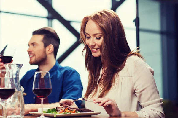Lyckliga paret äter middag på restaurang — Stockfoto