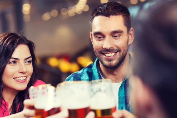 Freunde essen und trinken Bier im Restaurant — Stockfoto