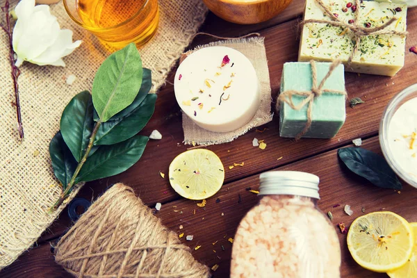 Zamknij się z produktów kosmetycznych do pielęgnacji ciała na drewno — Zdjęcie stockowe